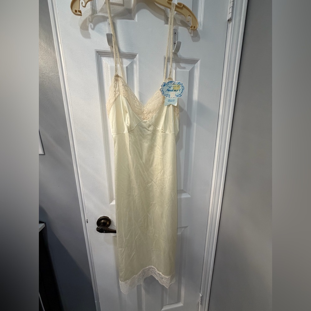 VINTAGE FRENCH MAID Elegant Cream Lace Nightgown